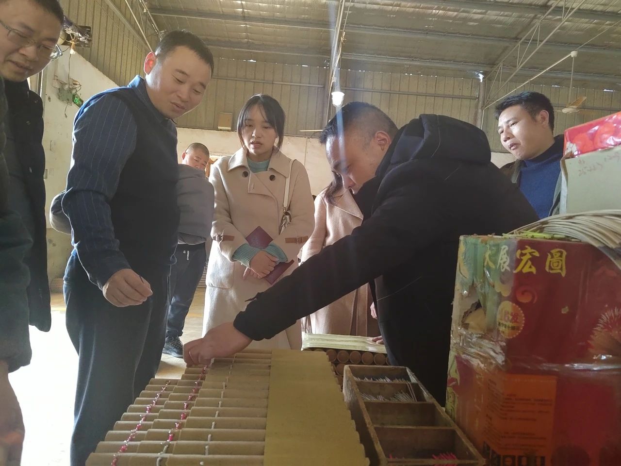 湖南安全技术职业学院一行来访颐和隆烟花集团参观交流